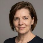 Профессиональный портрет уверенного бизнесмена компании МосБиро на нейтральном фоне в студийном освещении